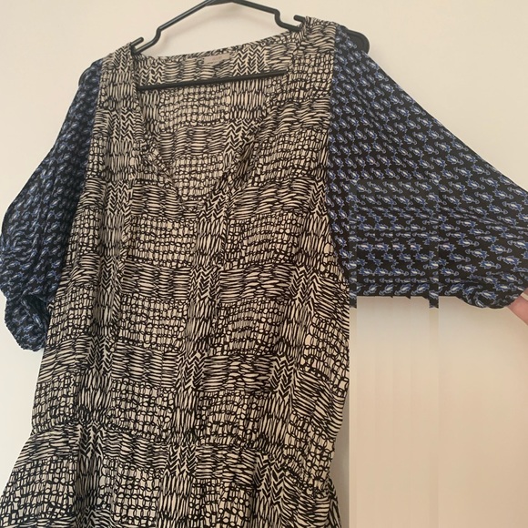 Geometric dress with sleeve cutouts - Picture 2 of 3